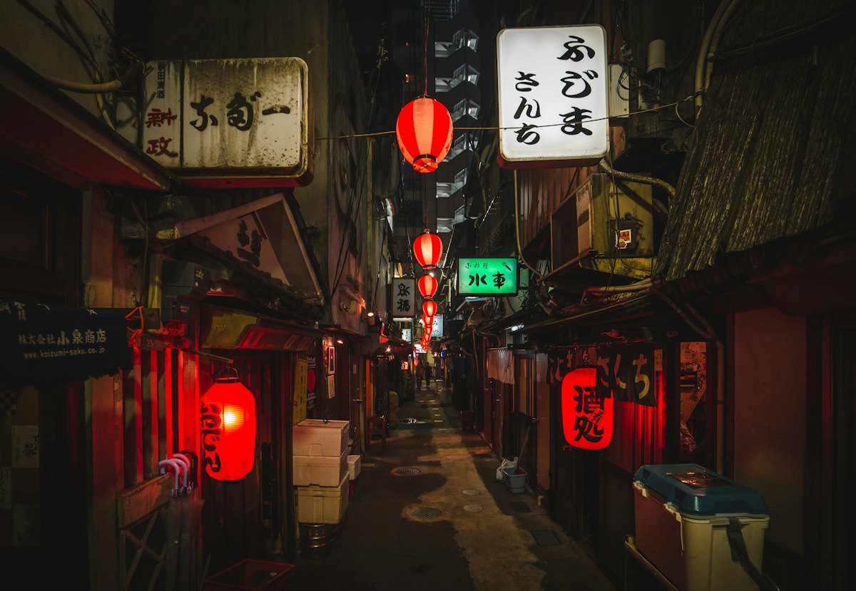 飲食店が並ぶ夜の街並み